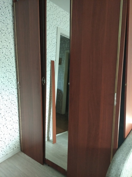 Шкаф, б/ у с зеркалом в220 ш 159 г 56. Самовывоз. 89005471247.цена..