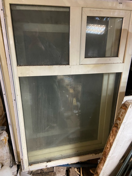 Продам: 
1. два окна с форточкой. 100х150-2000р шт 
2. Раковину с ножкой 45х35-1000р
3. Эл. Щит от..