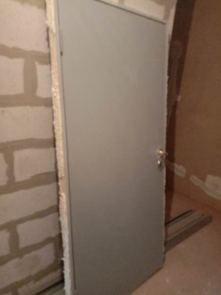 Продам двери белая 80см и входная 90 с замком цена 600 и..