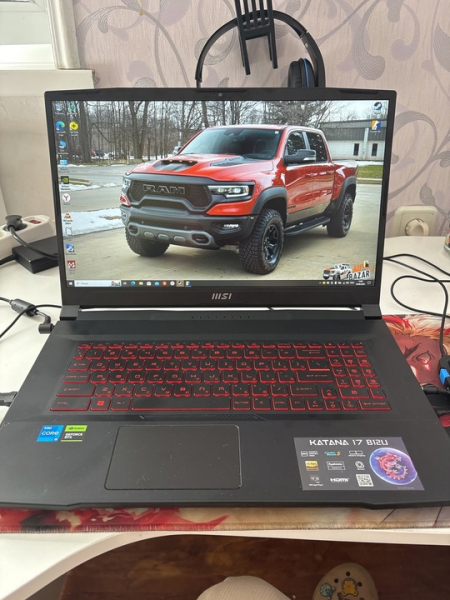 Ноутбук Msi katana 17 процессор i5 видео карта Rtx 2050 оперативка 8 гб ddr 5 ssd 256 новый ноутбук ему примерно две..