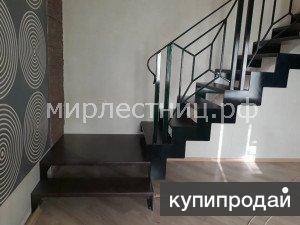 Лестница в дом на металлическом каркасе и с ограждением из окрашенного металла. в Иванове