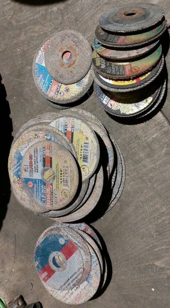 Продам б/у круги от большой болгарки 100шт цена за все..