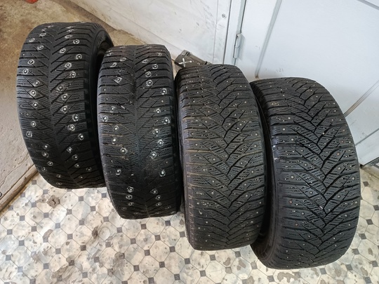 Продам зимнюю резину шипованную..