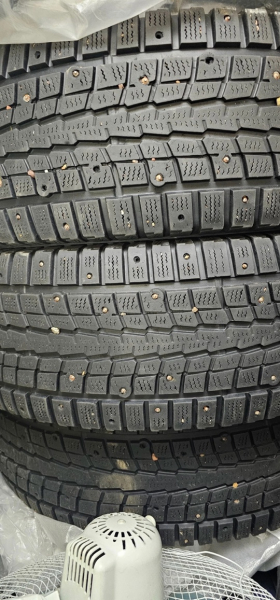 В продаже зимняя шипованная  резина Dunlop Winter Ice 07. 265/65 R17.
Комплект 4шт. Без серьезных дефектов. Состояние..