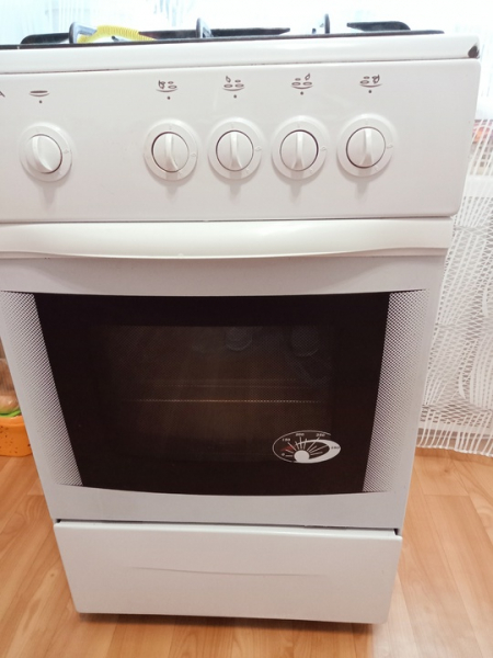Продаю газовую плиту б/у в хорошем рабочем состоянии,духовка работает. 4 т.р. Телефон для связи..