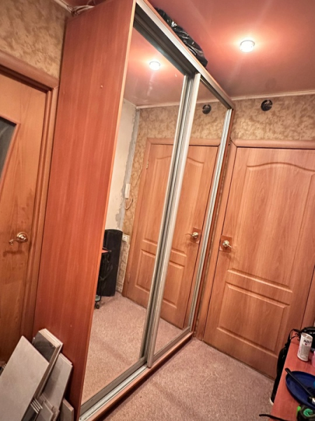 Продам шкаф купе ширина 150 высота 240 глубина 50 внутри штанга,полки и 3 выкатных ящика 6000..