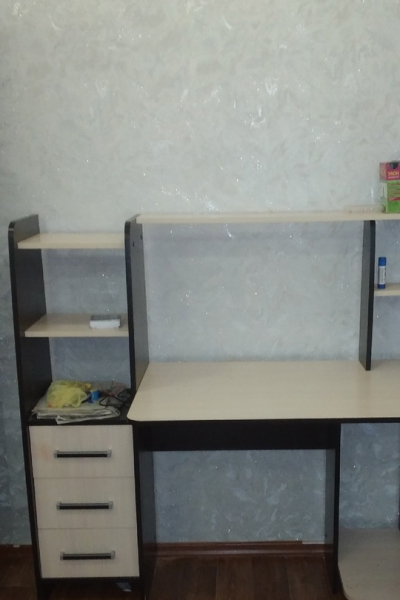 Продам письменный стол 2.500..