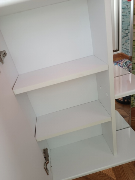 Продам шкафчик в ванную. Ширина 50 см. Дверка полностью зеркальная, открывается влево. Сбоку от дверки..