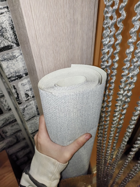Продам рулон обоев, немного  с голубым отливом, однотонные, 600р. Рулон почти целый. В лс..