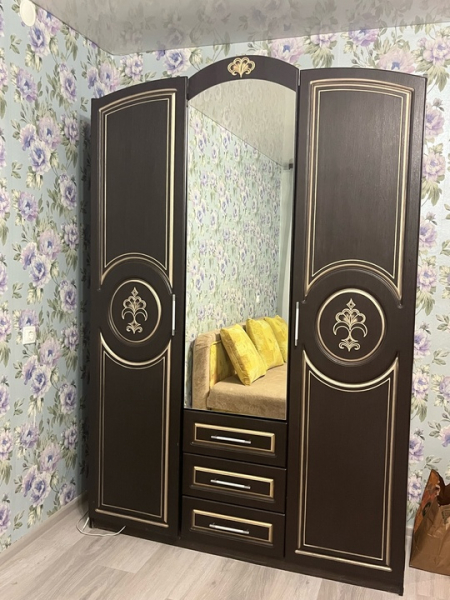 Продам шкаф и стенку 
Шкаф Ш*В*Г 150*220*52
5 тыс торг
Шкаф+ стенка 240*200*48 + 80*200*80
3 тыс..