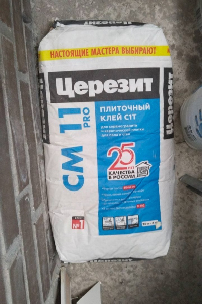 Продам 2 упаковки плиточного клея. Одна упаковка открытая. Цена..