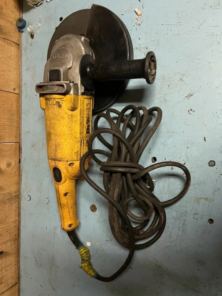 Ушм болгарка dewalt 230 
С плавным пуском 
Оригинал 
7000 рублей 
Москва..