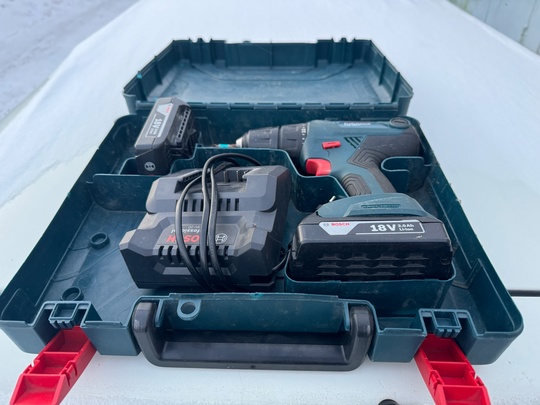 В наличии 
Шуруповерт Bosch 18v 
2 АКБ 
Кейс 
Зарядная..