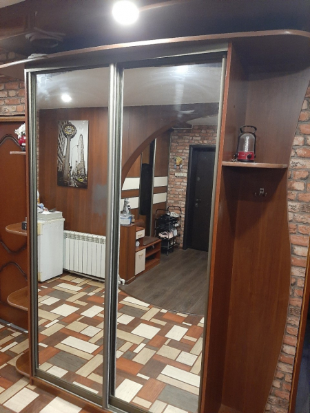 Шкаф купе ширина 2 м ,высота 2.30., глубина 44 см .Есть и полки и штанги . Очень вместительный .Цена..