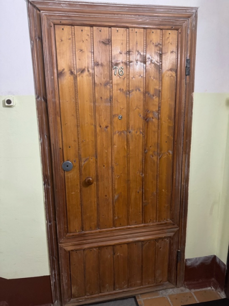 Дверь правая 860 см с замком и ключами, стоит в проеме 880 ширина, 202 высота. Будет демонтирована в пятницу..