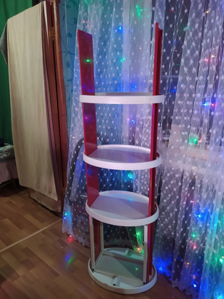 Отдам даром этажерку. Основание металл, полки пластиковые. Высота 165, ширина 50, глубина 35..