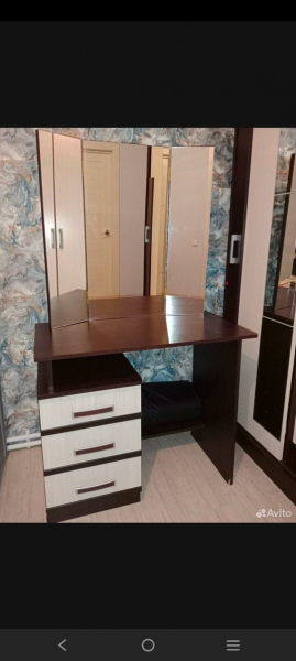 Продам столик с зеркалом..
