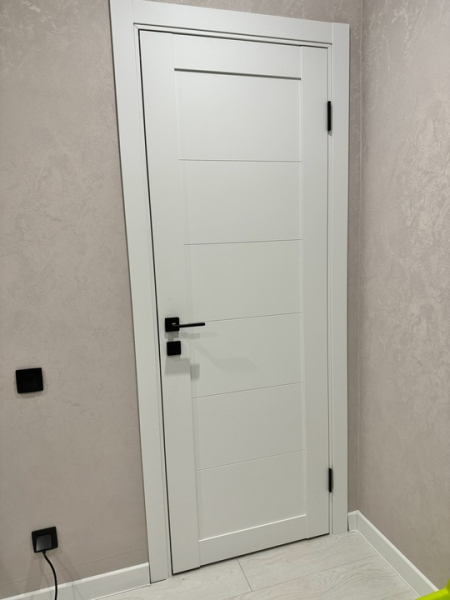 Продам новое дверное полотно, как на фото. 
В заводской упаковке. 
Размер 200*60
К полотну есть 7 наличников…