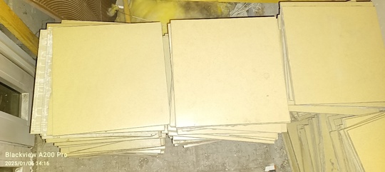 Продам кафель бу 30*30 
Цена 30 рублей одна..