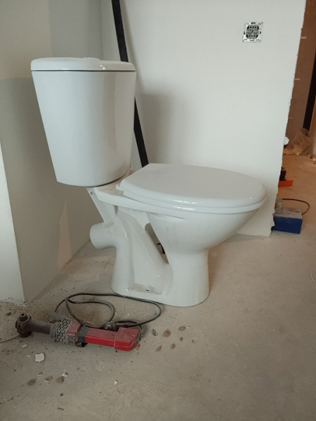 Продам унитаз с новостройки..