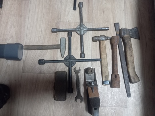 Продам всё что на фото рубанок 300
 кувалда 300.остальное по 100
Пишите в личку тут не отслеживаю
Или..