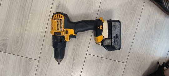 Продам электроинструмент. Всё в рабочем состоянии. 
Шуруповерт Dewalt-2000руб. 
Дрель-1000руб
Шлифмашинка..