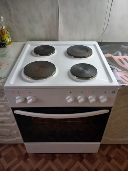 Продам электроплиту, все работает,состояние новой. Цена 6500. По вопросам писать в..