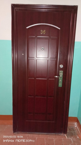 Продам входные двери с коробкой на 80 срочно! Самовывоз с 3 этажа.Цена 10.000..