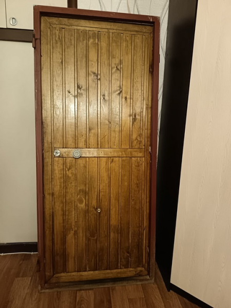 Продам дверь 195*80 см   ,коробка из уголка. 3000 рублей..