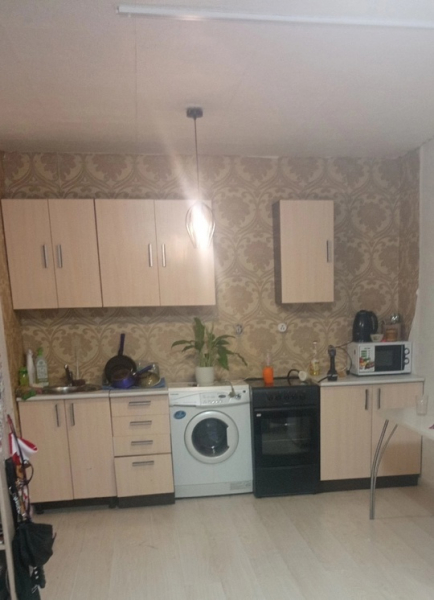 Продам кухонный гарнитур, самовывоз. 
Длина 160 см 
4000..