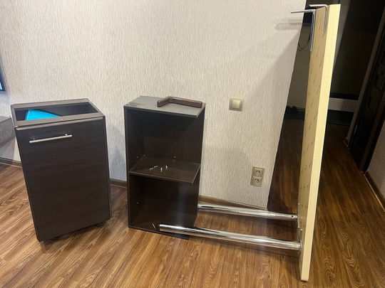 Все что на фото 
Тумба есть верх от неё 
Полка настенная 
Барная стойка 
За всё 2 т 
Самовызов 
В лс..
