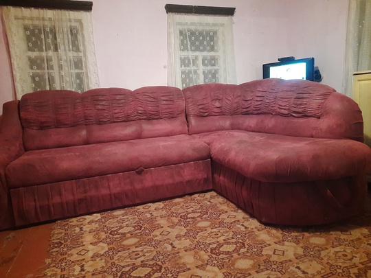 Продам мягкий уголок  требуется хим чистка 12 тыс рублей. Стенка в отличном состоянии ещё в плёнке 15 тыс..