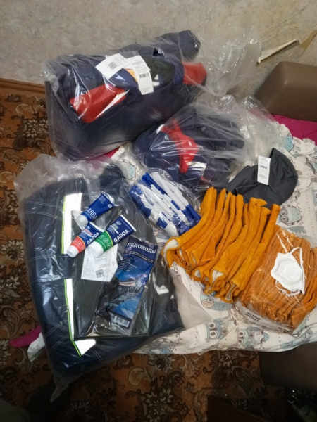 Продам все что на фото. 
Роба зимняя роба летняя 
Краги зимние.
 Краги летние.
Перчатки монтажные..