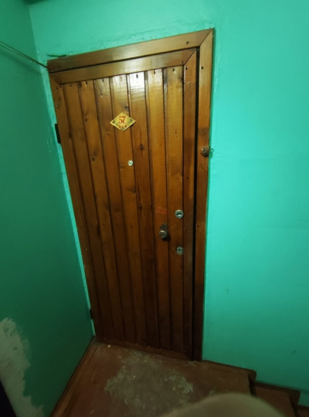Продам дверь металлическую, обшита вагонкой. Высота 192 см, ширина 82 (дверное полотно 76). Ключи несколько..