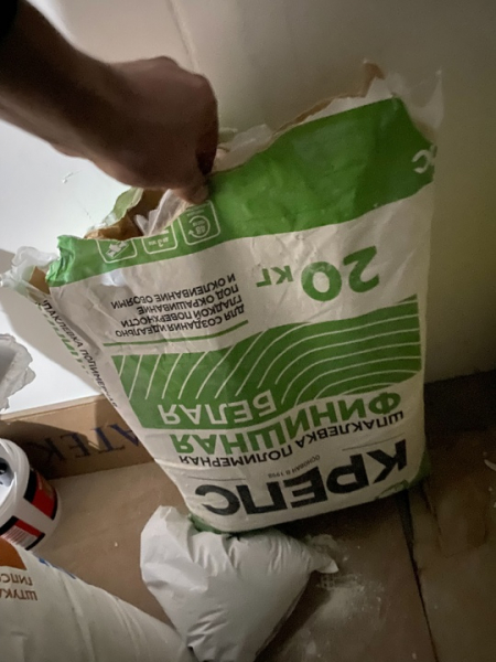 Остатки материала 
Шпакля винишка половина или меньше 
Штукатурка гипсовая почти полная 
Клей..