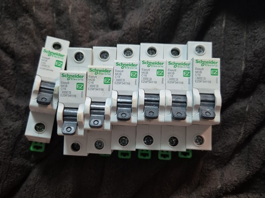 Продам автоматы Schneider electric c16 – 6шт.    C-40 – 1 шт.  Цена за все..