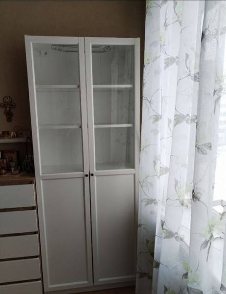 Шкаф икеа Билли.
202х80х30 (в/ш/г)
Не дефектов. Состояние отличное! 
Только при переезде немного покоцали нам..