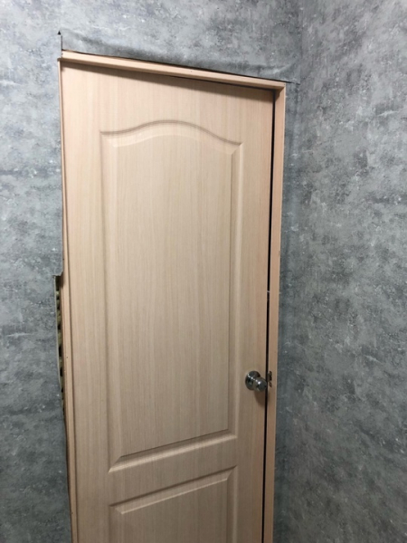 Две межкомнатные двери, с коробами, ручками и петлями. 

1000р за обе, главное..