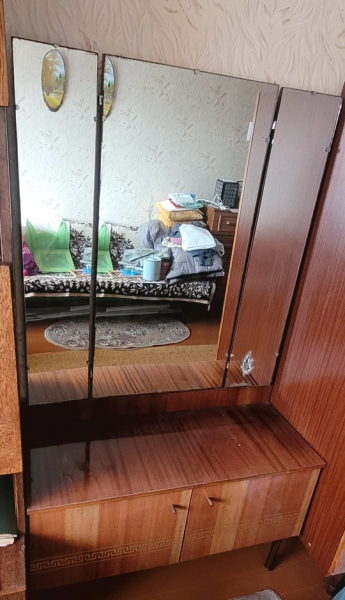 Отдам трюмо. Самовывоз. Сокол..