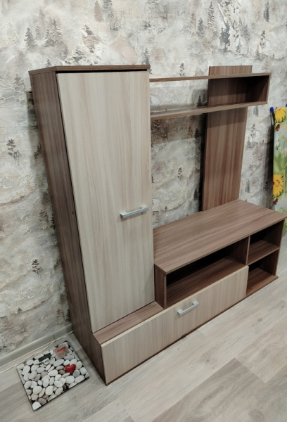Стенка. Размеры: длина – 150 см; высота – 150 см; глубина – 42 см. 4500..