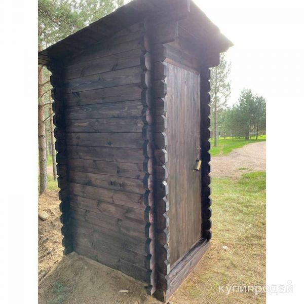 Дачный уличный туалет из дерева в Санкт-Петербурге